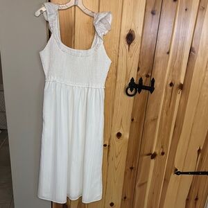 Elegant White Sleeveless Dress